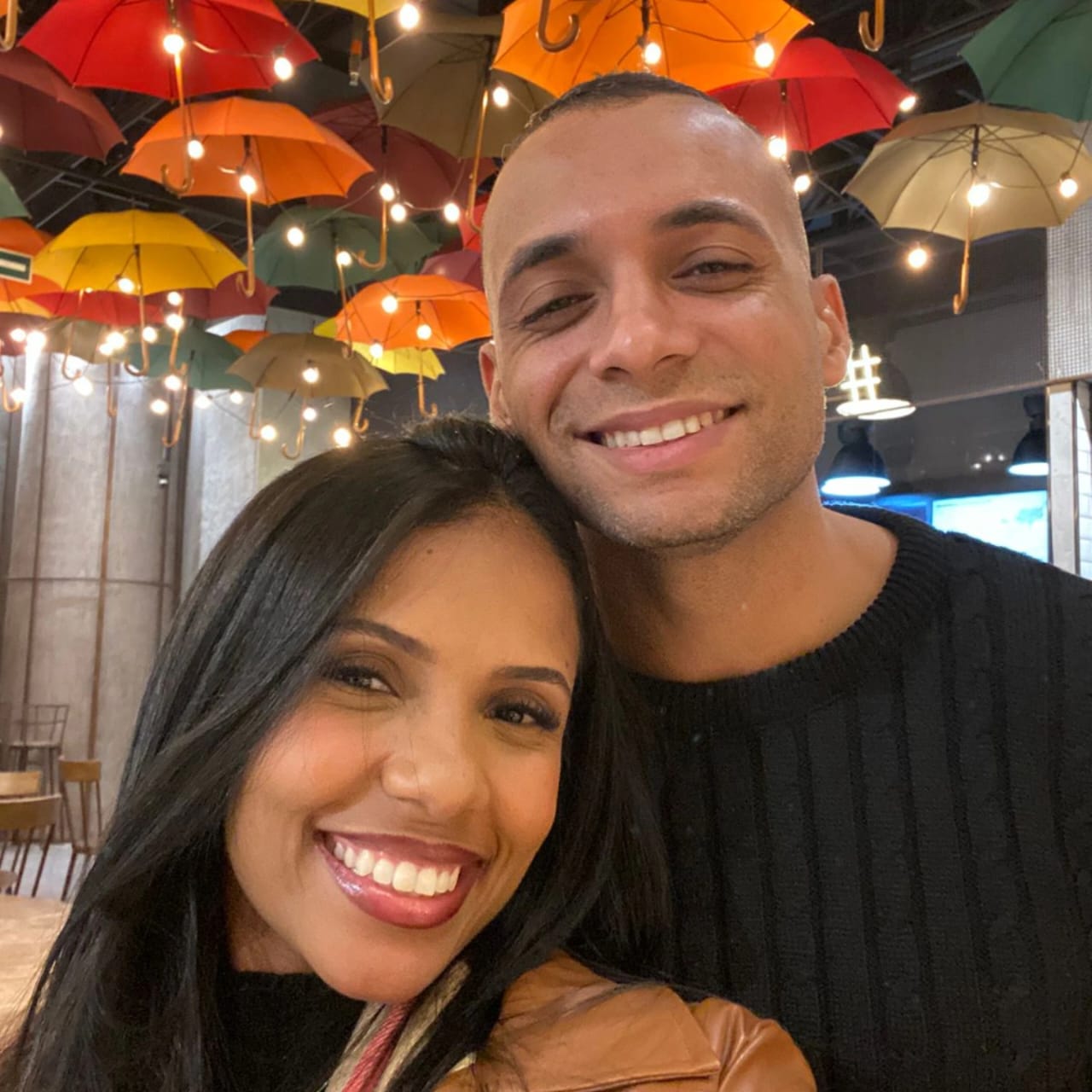 Gutenberg e Lari, sorrindo juntos